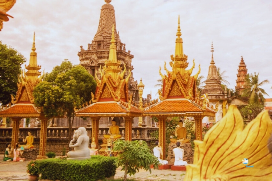 Golden pagoda with Buddha statues in Phnom Penh Cambodia – Auasia Travel